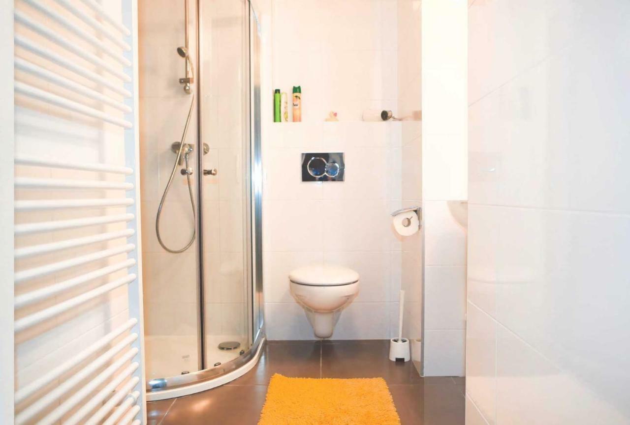 Yellow Apartment Few Steps From Metro Prague Exterior photo
