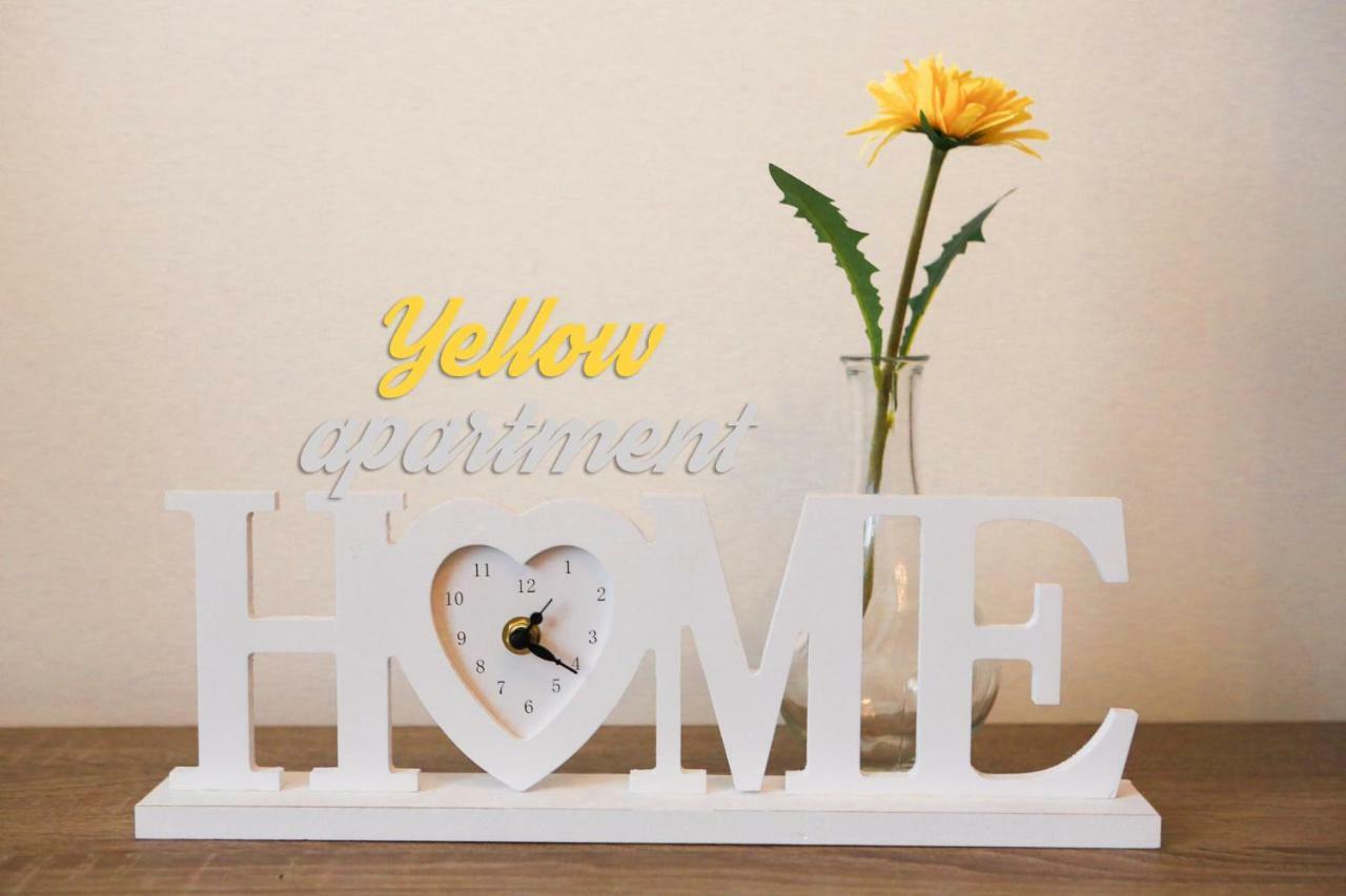 Yellow Apartment Few Steps From Metro Prague Exterior photo